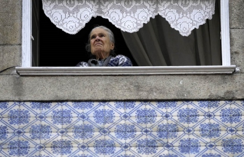 Affacciarsi alla finestra in cerca dei "segnali del destino": � il rito di Santa Monica